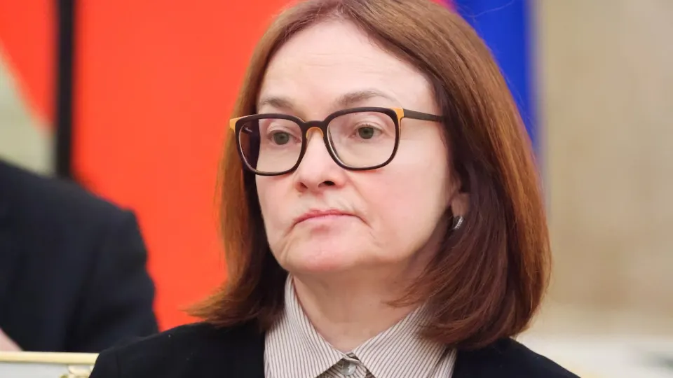 Банк России повысил прогноз по цене нефти и ожидает рост экспортной выручки, но не ждет ускорения ВВП: частное потребление и инвестиции останутся слабыми, а ключевая ставка — повышенной.