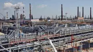 После атак беспилотников приостановлена переработка нефти на Туапсинском, Новокуйбышевском, Нижегородском и ряде других крупных нефтеперерабатывающих заводов России, что затронуло выпуск бензина и дизтоплива.