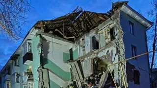 В Сызрани беспилотник попал в многоэтажный дом, подъезд частично обрушился, из-под завалов спасены дети и взрослые; атаки дронов также зафиксированы в ряде других регионов, временно ограничивалась работа аэропортов.