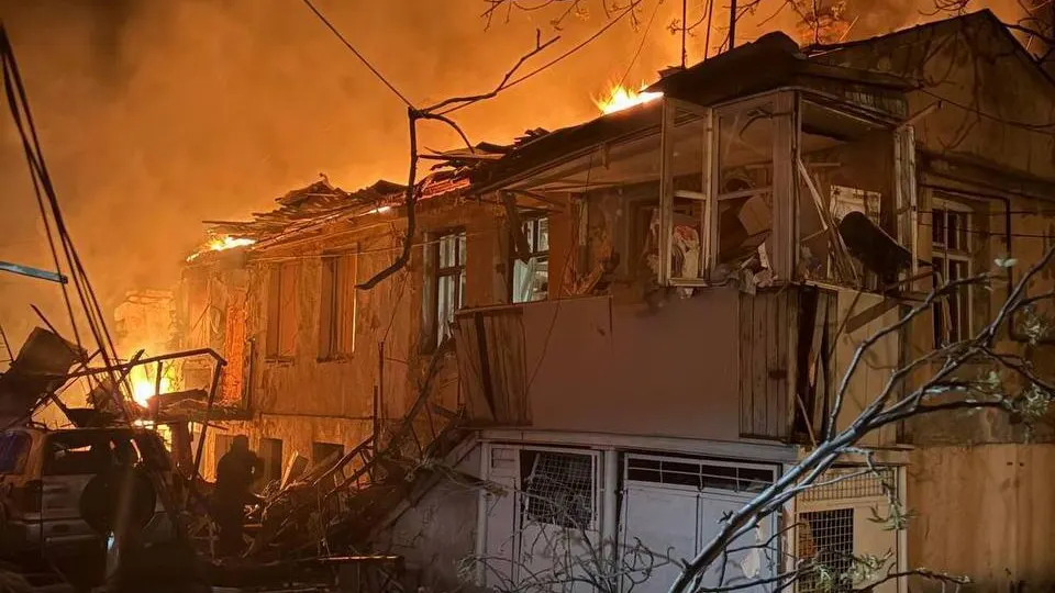 Российские беспилотники в ночь на 24 апреля атаковали Одессу, повредив два жилых дома. Погибли два человека, 15 получили ранения, десятки жителей эвакуированы.