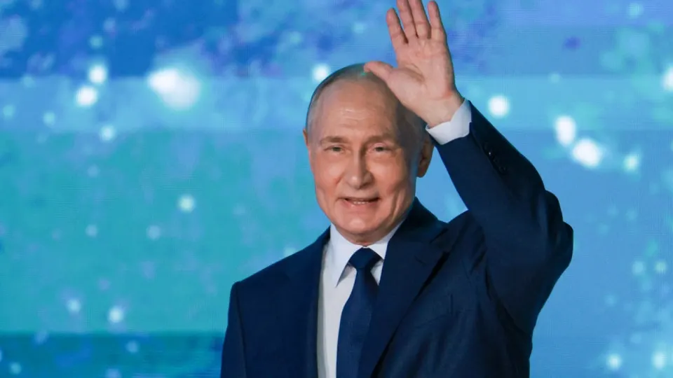 Президент Владимир Путин заявил, что даже при ограничениях мобильного интернета россияне должны сохранять доступ к ключевым государственным и платежным сервисам, и поручил проработать механизмы их бесперебойной работы.