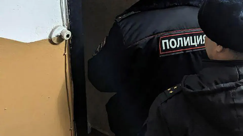 ФСБ задержала двух молодых людей, один из которых несовершеннолетний; возбуждено уголовное дело о хулиганстве. Инцидент случился на фоне масштабной блокировки Telegram и резкого роста скачиваний VPN в России.