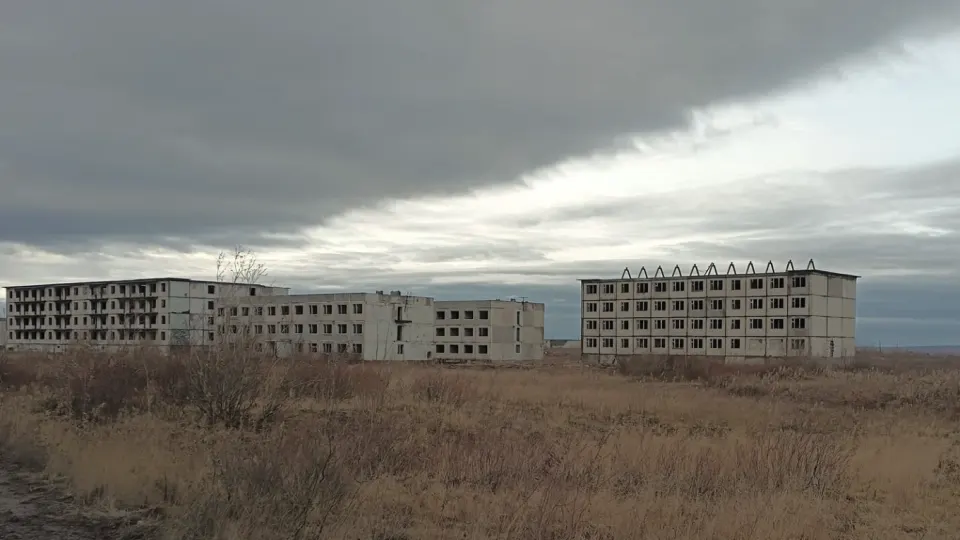 Рождаемость в России снижается одиннадцатый год подряд и достигла минимальных значений за более чем 200 лет, при этом власти ужесточают политику вокруг абортов и декларируют поддержку «традиционных ценностей» и многодетных семей.