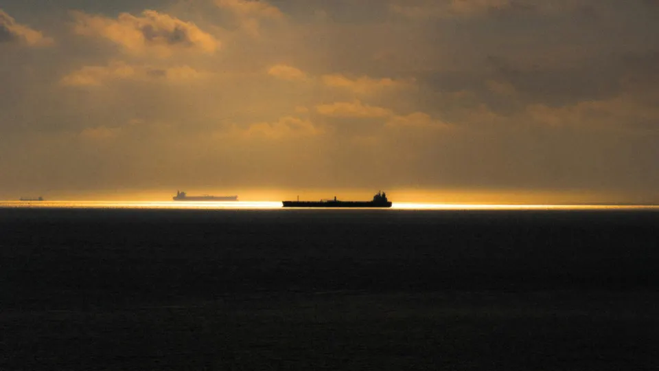 После активизации досмотров в Швеции и угроз со стороны британских властей российский теневой флот изменил маршруты в Балтике и Северной Атлантике, что удлиняет путь и повышает расходы на перевозку нефти.