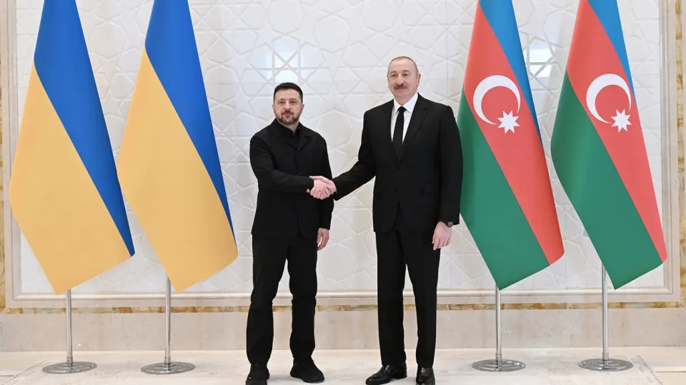 На встрече в Габале президенты Украины и Азербайджана договорились о развитии военно‑технического и энергетического сотрудничества, подписали шесть соглашений и обсудили возможные трехсторонние мирные переговоры с участием США и России.