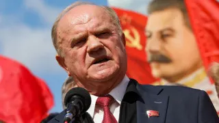 Лидер КПРФ Геннадий Зюганов на заседании Госдумы заявил, что экономика России «провалилась до дна» и при отсутствии срочных мер страну осенью может ожидать сценарий, похожий на 1917 год. При этом он отметил, что Кремль отреагировал на обращение блогера Виктории Бони к президенту, хотя те же вопросы, по его словам, коммунисты поднимают давно.