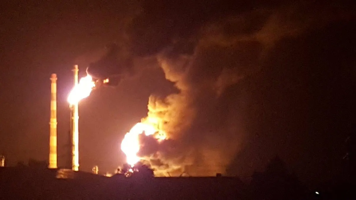 После атаки беспилотников на НПЗ NORSI в Нижегородской области была остановлена установка первичной переработки CDU‑6, обеспечивавшая большую часть мощностей завода. В центральной России несколько НПЗ сократили или приостановили производство.