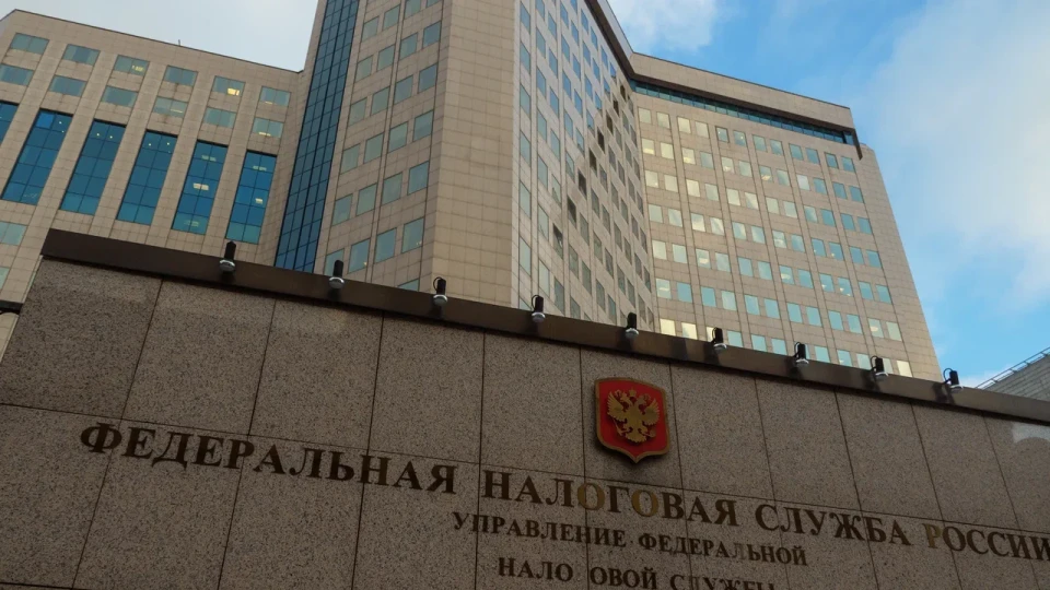 Налоговые органы активнее пресекают схему переоформления бизнеса ради снижения нагрузки по НДС: предпринимателям грозят доначисления, пени и штрафы. Усиление контроля совпало с резким ростом дефицита федерального бюджета.