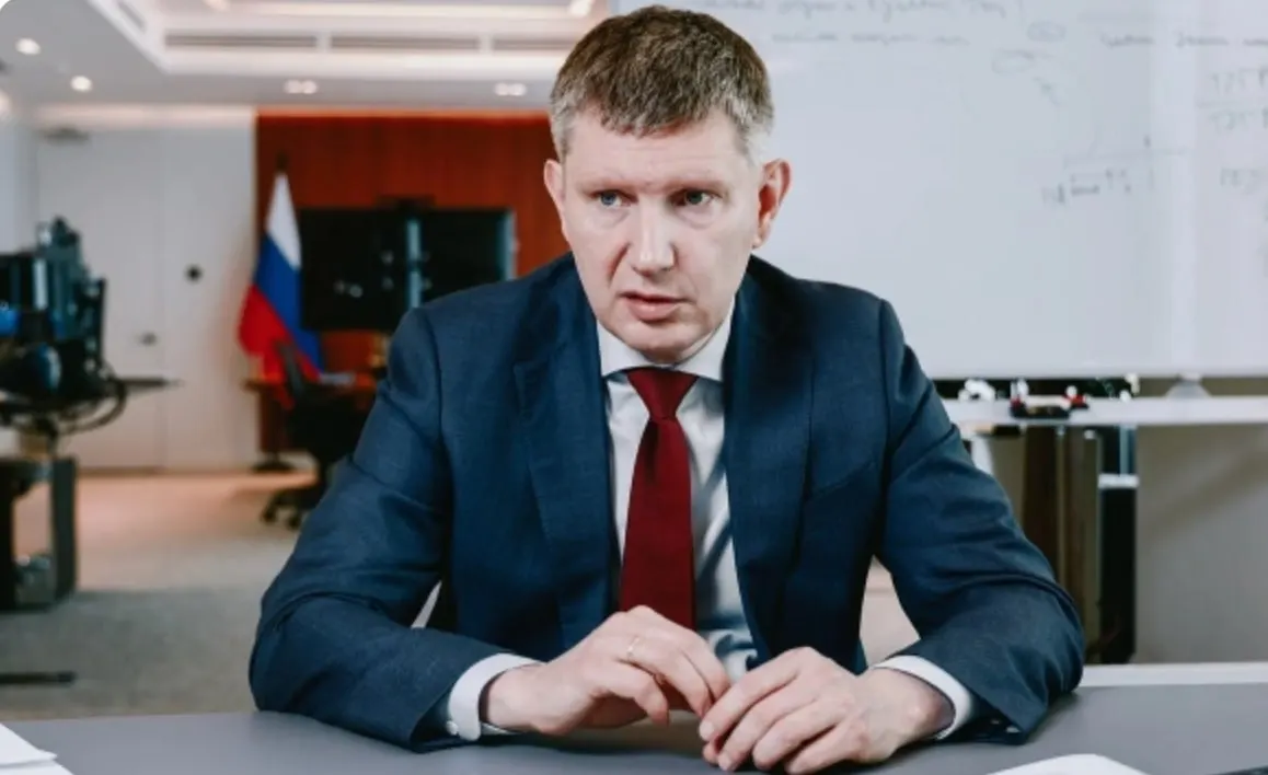 Глава Минэкономразвития Максим Решетников выделил три приоритета: структурные преобразования, бюджетная консолидация и сохранение гибкости экономики. Эти меры нацелены на рост инвестиций, занятости и производительности.