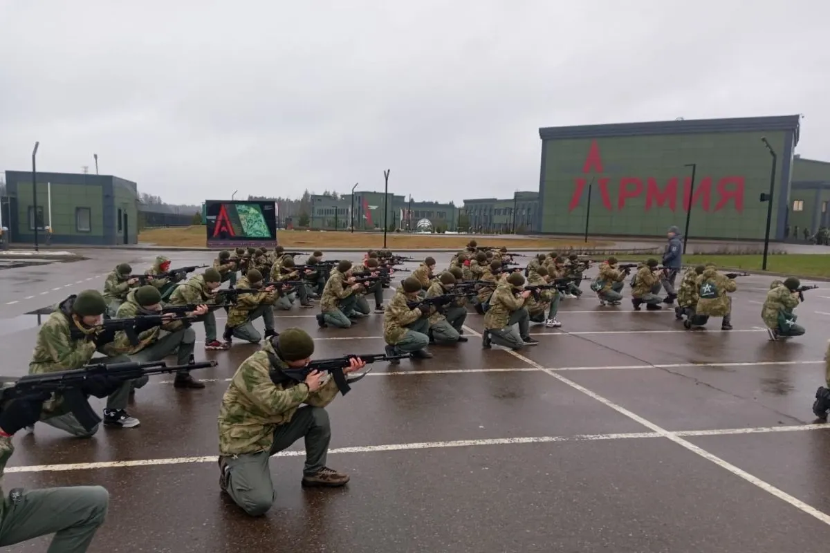 За пять лет из бюджета выделили не менее 50 млрд рублей на создание и работу центров, где проходят обязательные военные сборы для школьников: основная часть — на сети «Авангард» и «Воин», при этом планируется строительство новых площадок по стране.