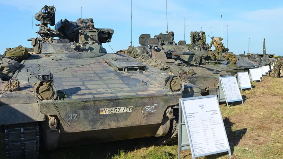 Альянс планирует привлечь дополнительный армейский корпус и немецко-нидерландские силы для быстрой переброски войск в Латвию и Эстонию; это происходит на фоне новых российских правовых полномочий по использованию армии за рубежом.