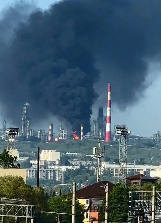 Ночные атаки беспилотников привели к гибели двух человек в Сызрани и ранению трёх в Белгородской области. Минобороны заявило о перехвате более сотни БПЛА.