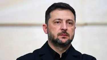 Президент Украины заявил, что российские войска продолжают боевые действия вопреки перемирию; Украина пока сдерживается, но готова ответить зеркально, если обстановка вновь эскалирует.