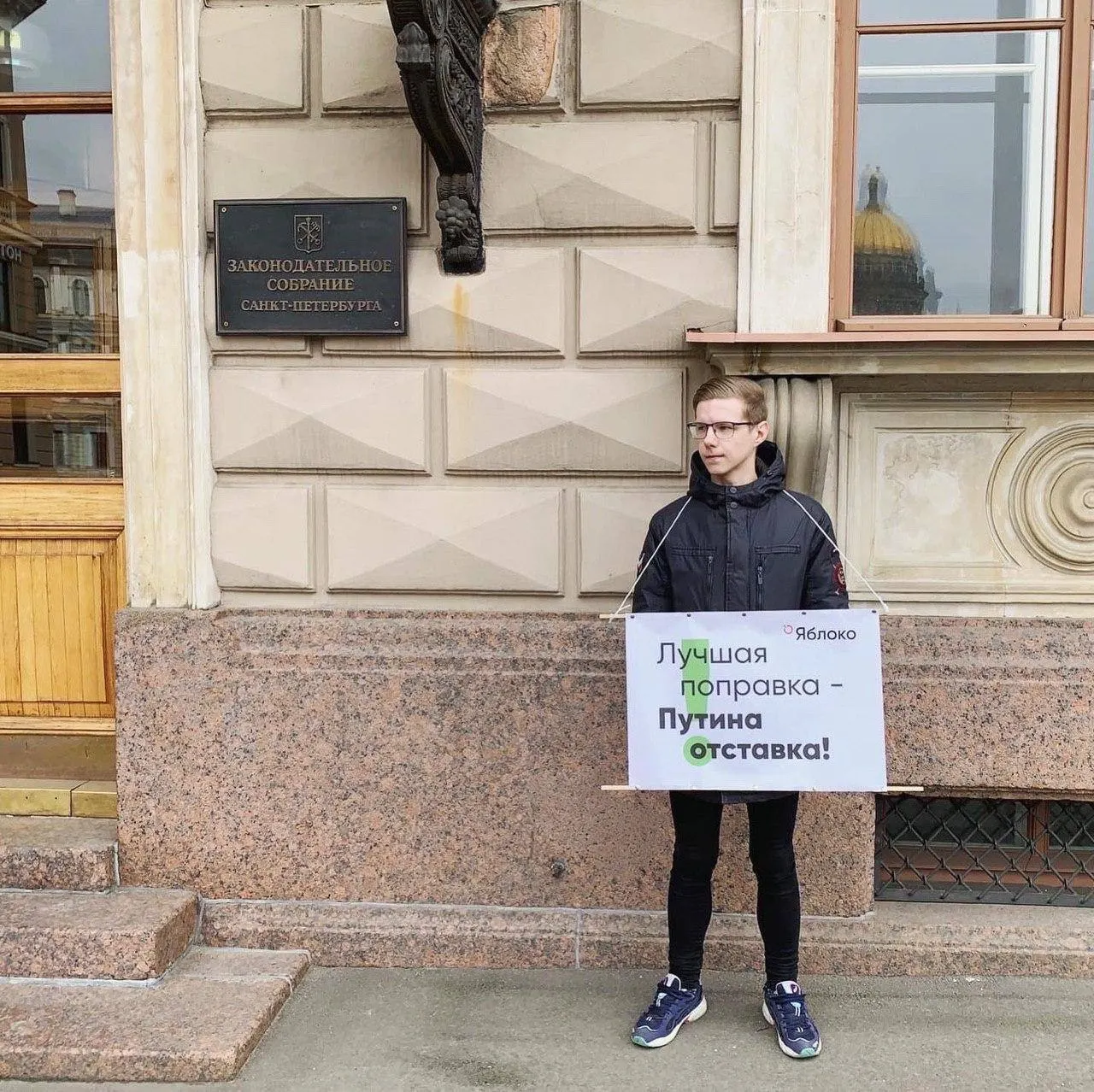 Журналисту также выписаны несколько административных штрафов по делам об «иностранных агентах» и «ЛГБТ‑пропаганде», точная уголовная статья пока неизвестна.