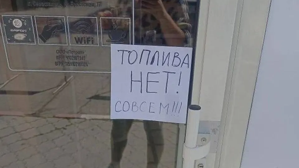 С 31 мая в аннексированном Крыму вводятся талоны на бензин АИ‑95 и лимит на продажу АИ‑92 до 20 литров на одно транспортное средство. Ограничения связаны с перебоями в снабжении на фоне ударов по нефтезаводам и нарушений логистики.