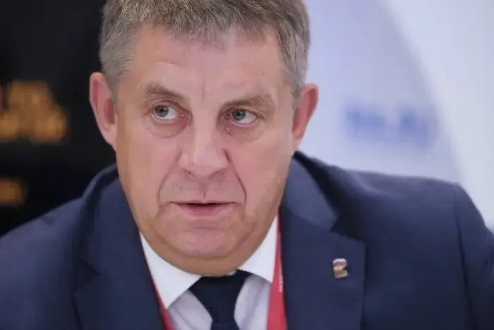 Освобождённый от должности глава Брянской области может получить вакантный мандат депутата Госдумы. Параллельно идут обсуждения карьерных перемещений других ушедших в отставку губернаторов на фоне проверок по строительству оборонительных сооружений.