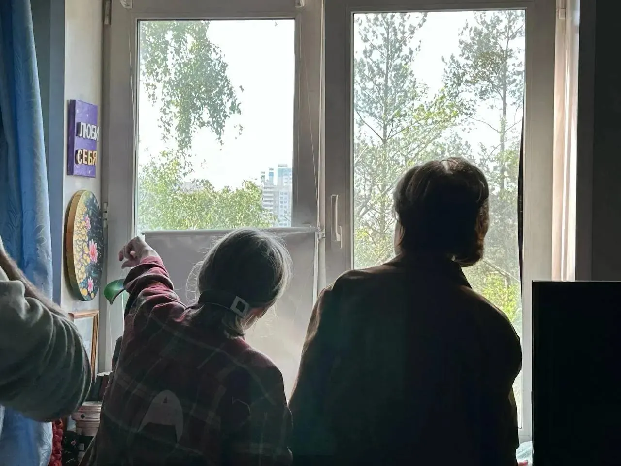 Ночью по Московской области зафиксированы прилёты беспилотников: в Химках дрон врезался в частный дом — есть погибшая и пострадавшие; повреждён многоквартирный дом, обломки упали в районе Шереметьево. По стране за ночь сбили 555 беспилотников.