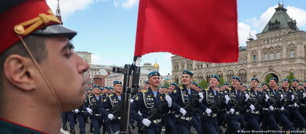 Сотовые операторы предупредили о возможных ограничениях мобильного интернета и отправки SMS в Москве в период подготовки и проведения праздничных мероприятий. Одновременно обсуждают угрозу беспилотников и изменения формата парада.
