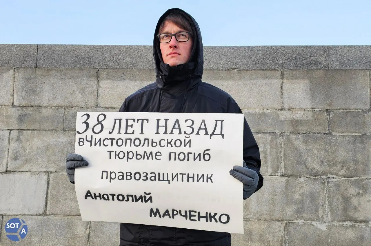Краткий обзор событий 7 мая: в колонии погиб художник Владимир Яроцкий, в Екатеринбурге задержан исследователь репрессий Олег Новоселов, апелляция увеличила срок военнопленному до 15 лет, Россия объявила одностороннее перемирие с 8 по 10 мая.