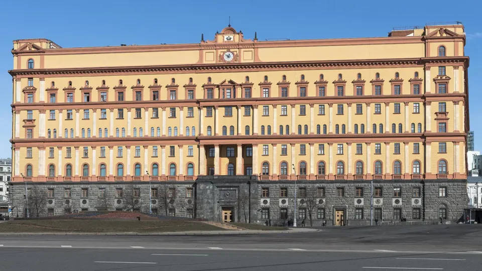 Руководитель Погранслужбы ФСБ заявил, что Хельсинки и Таллинн проводят действия, нарушающие соглашения о границе и создающие риск конфликтов на западных рубежах России; Москва рассматривает наращивание сил у границ как угрозу и готовится к разным сценариям.