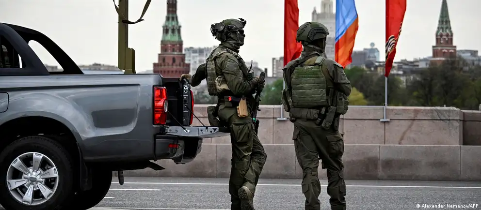 Власти отменили приглашения, ранее выданные зарубежным корреспондентам. Парад на Красной площади пройдёт в сокращённом формате без военной техники; в ряде регионов массовые мероприятия и салюты отменены на фоне угроз и атак беспилотников.