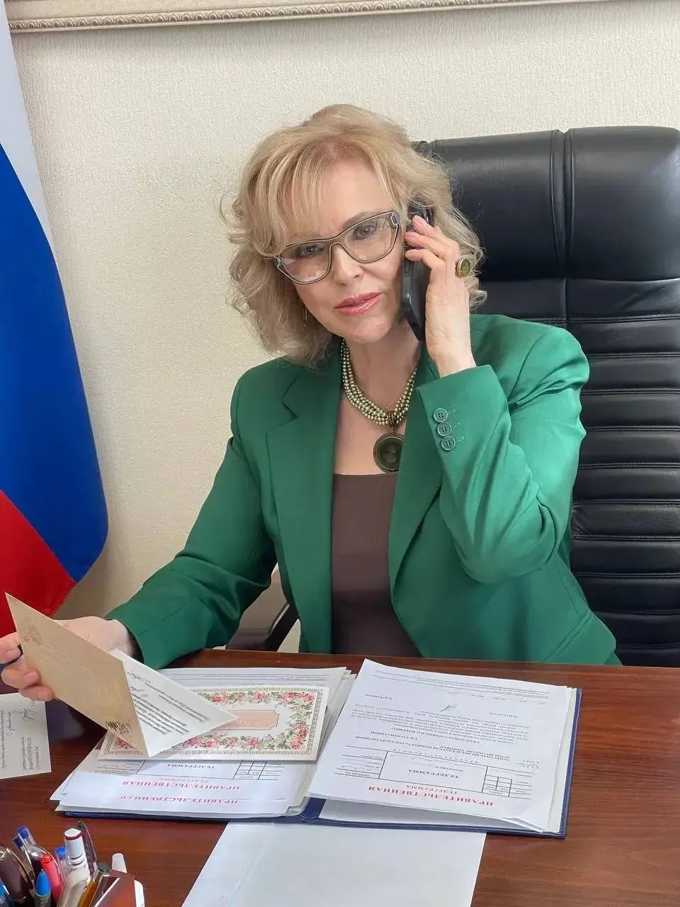 Депутат Татьяна Соломатина и участники опроса спикера Госдумы заявляют, что обещанное сокращение бумажной работы не почувствовали; в Госдуме собирают предложения по отмене лишних отчетов и справок.