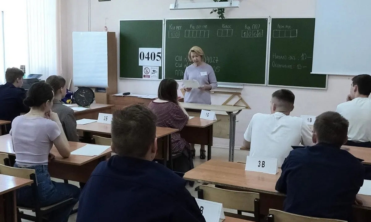 Рособрнадзор рекомендовал не проводить досмотров и не прикасаться к участникам ЕГЭ и их вещам; при срабатывании металлоискателя предлагается вежливо попросить добровольно предъявить предмет.