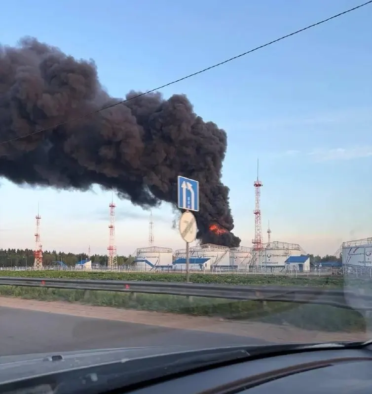 Ночью и утром беспилотники атаковали НПЗ, нефтеналивную станцию и технопарк; по данным, не менее трёх погибших и двенадцати пострадавших, повреждены жилые дома и нарушена работа аэропортов.