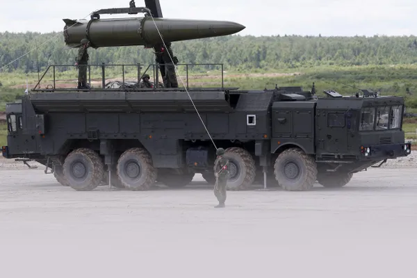 Минобороны опубликовало видео, на котором военные грузовики доставляют и разгружают боеприпасы в полевых пунктах в Беларуси — на кадрах виден оперативно‑тактический ракетный комплекс «Искандер». Учения проходят в мае; ранее Россия заявляла о размещении в республике тактического ядерного оружия.
