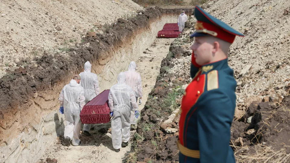 Анализ поимённых списков, данных реестра наследственных дел и судебной статистики показывает, что документально обоснованная минимальная оценка потерь российских вооружённых сил к концу 2025 года составляет 352 тысячи человек.