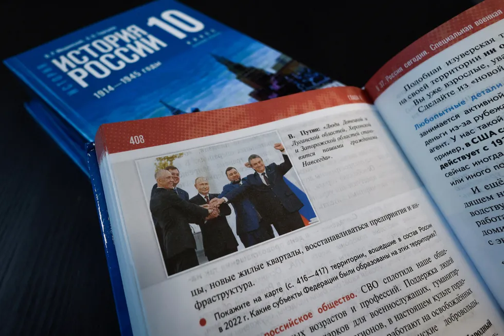 Учебники по истории для 6–9 классов, принятые в 2025 году, не просто содержат неточности — они системно подстраивают прошлое под современную государственную повестку: спорные факты замалчиваются, недавние политические проекты и монументы вводятся в школьный нарратив, а сложные исторические процессы упрощаются до патриотической схемы.