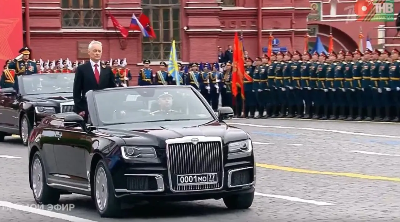На смотре войск показали кабриолет Aurus: этот экземпляр собран в Москве, а другие модели выпускаются в Елабуге.