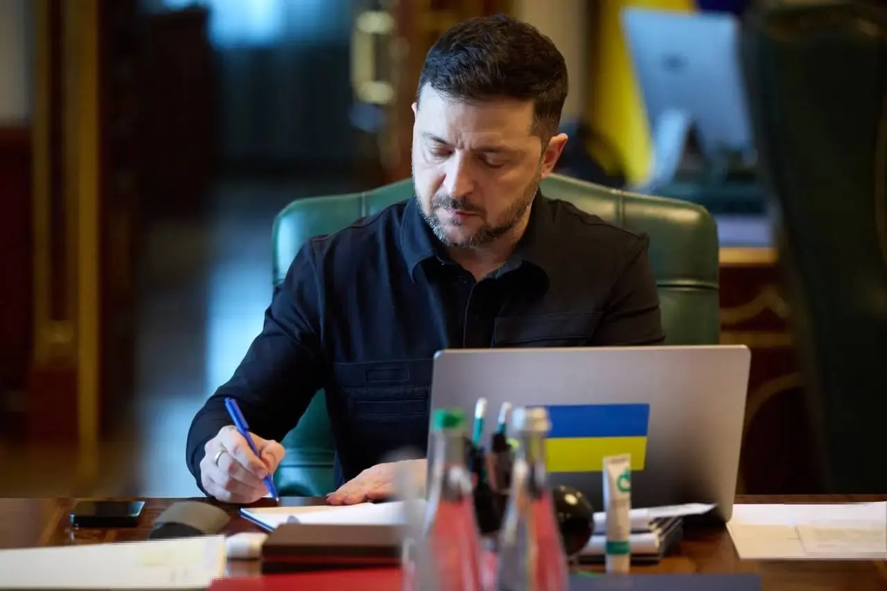 Президент Украины заявил, что ВСУ введут режим тишины с 00:00 в ночь с 5 на 6 мая в ответ на объявленное Россией перемирие; по его словам, от Москвы не поступало официального обращения о прекращении огня 8–9 мая.
