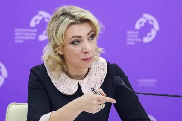 Официальный представитель МИД РФ заявила, что сотрудники Госдепа уведомляют семьи дипломатов о том, что их дети, родившиеся в США, считаются американскими гражданами по праву почвы — якобы без согласия родителей.