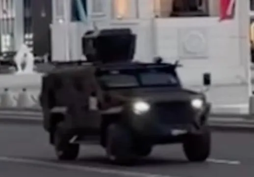 Видео очевидцев и казахстанских журналистов показывают, что во время официального визита в Астану кортеж Владимира Путина сопровождали 14 мотоциклистов, около 20 автомобилей, вертолет, бронемашина с позицией для пулеметчика и автомобиль с установкой РЭБ.