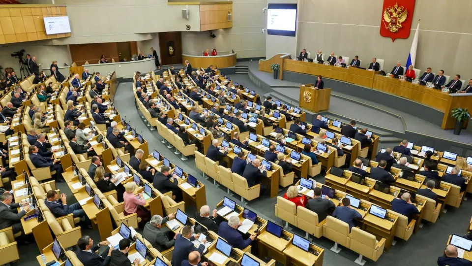Комитет Госдумы поддержал поправку, отменяющую ограничение на стоимость арестуемого имущества для лиц, осуждённых по политическим статьям. Дела будут рассматриваться заочно, а решения вступают в силу немедленно.