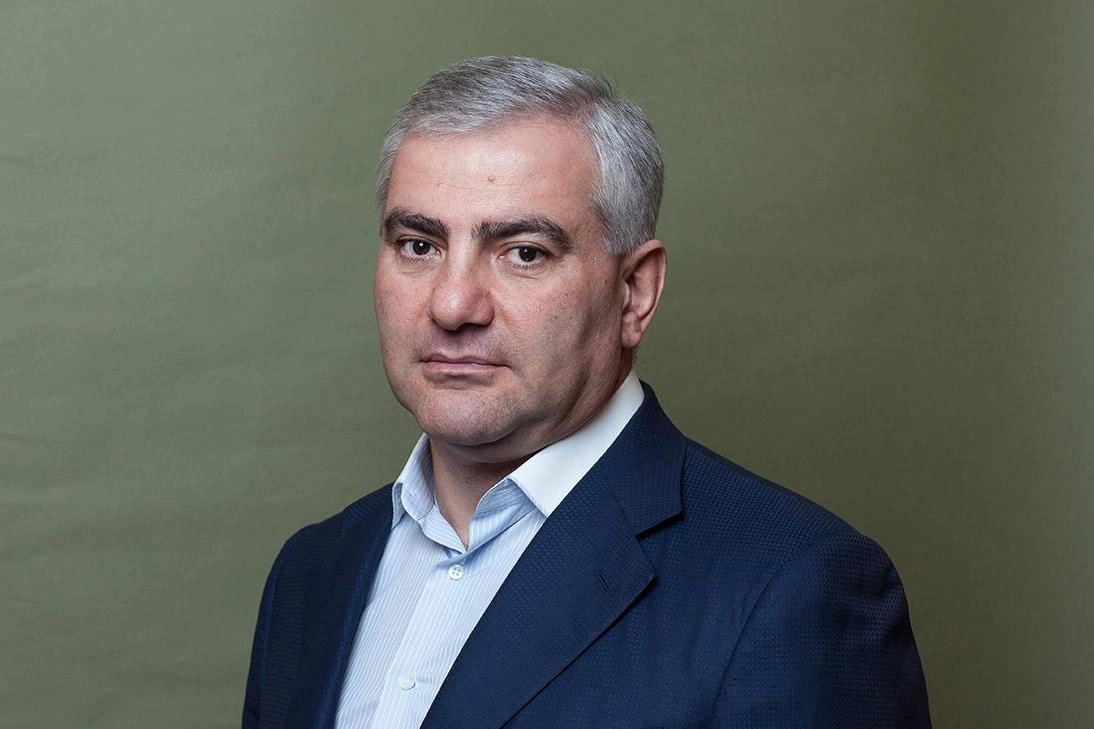 Нарек Карапетян заявил, что в 1990‑е в Калуге в графе «место работы» у многих, родившихся в 1960–1970‑х, при оформлении загранпаспорта ставили пометку «ИЦ ФСБ». Паспортный файл с такой отметкой у Самвела Карапетяна был обнародован в расследовании. В то же время в отношении Нарека возбуждено уголовное дело о сокрытии второго гражданства.