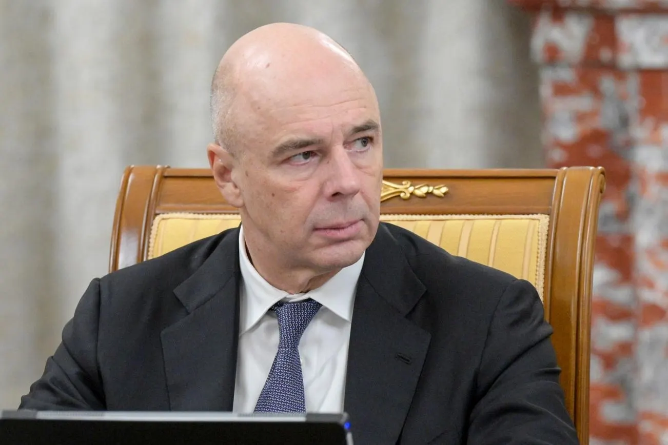 Антон Силуанов попросил заморозить часть бюджетных расходов на 2,9 трлн рублей, чтобы компенсировать возросшие затраты на боевые действия; возможный перерасход в 2024 году оценивают в 2–4 трлн рублей.