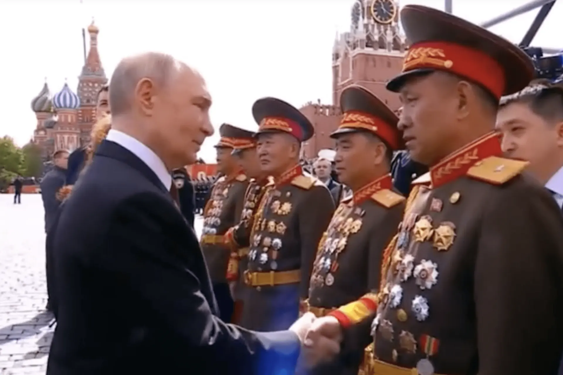 После открытия мемориального музея в Пхеньяне появились фотографии, на которых президент вручает российские награды северокорейским военным; церемония официально не афишировалась.