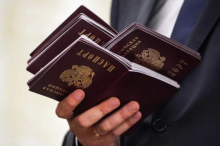 Фракция «Единая Россия» намерена внести поправки, которые позволят иностранцам с непогашенной судимостью получать РВП, ВНЖ и гражданство, если их осудили в других странах за поддержку политики России и специальной военной операции.