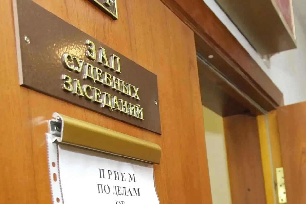 Верховный суд сообщает, что в 2024 году российские суды вынесли 219 приговоров по статье о госизмене. Большинство приговорённых получили длительные сроки, среди обвиняемых — молодёжь и несовершеннолетние; правозащитники считают, что официальная статистика занижена.