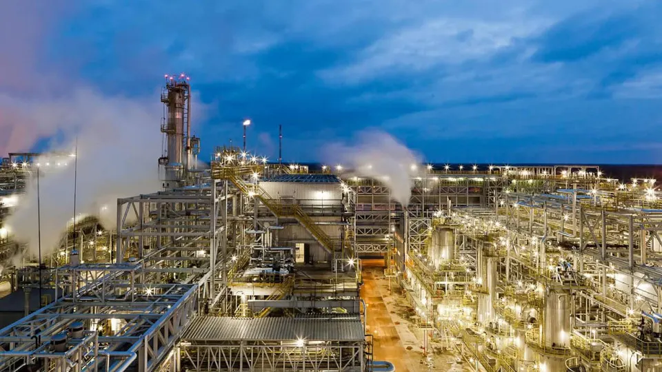 После ночной атаки беспилотников 5 мая крупнейший в регионе нефтеперерабатывающий завод остановил переработку и приостановил отгрузки. Повреждены ключевые установки и инфраструктура; восстановление может занять месяцы.