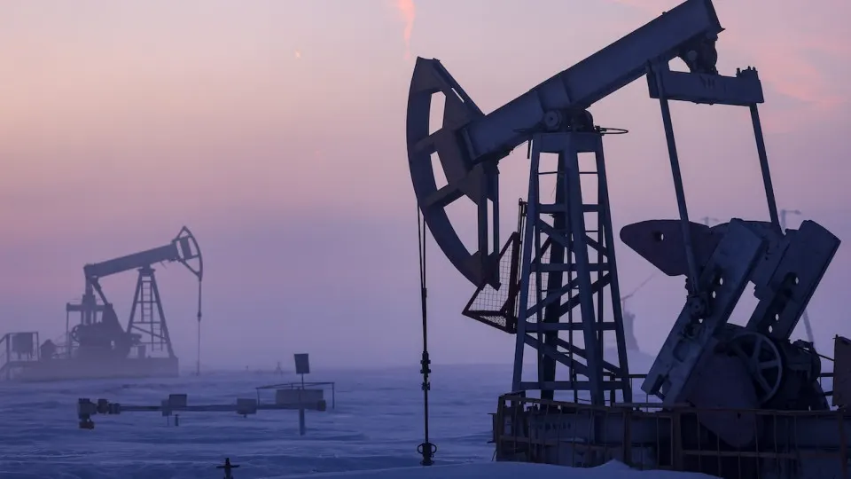 По новому макропрогнозу производство нефти снизится четвёртый год подряд и достигнет 511 млн тонн — самого низкого уровня с 2009 года; причина — дефицит инвестиций, падение буровой активности и экономические трудности отрасли.