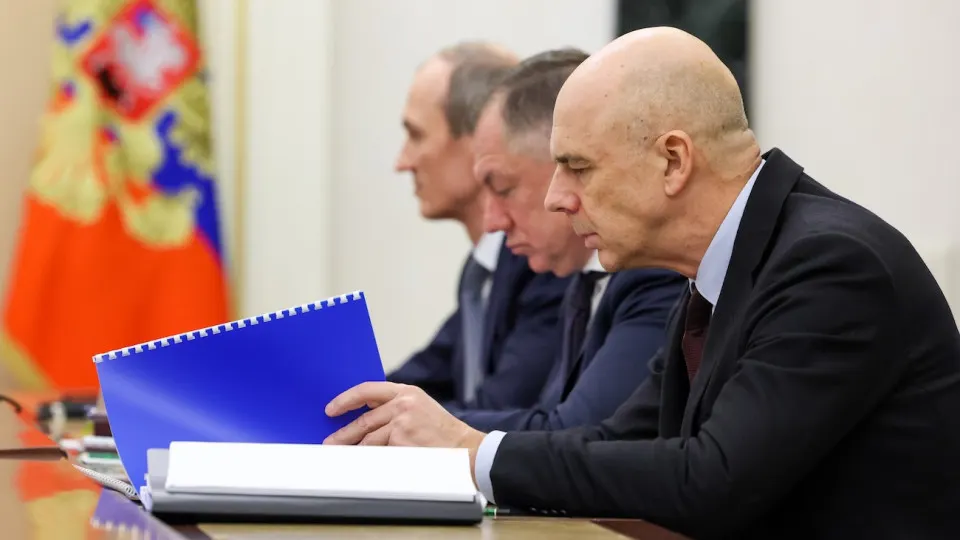 Вице‑премьер Александр Новак заявил, что из‑за низких нефтяных цен, крепкого рубля и роста потребности в расходах власти должны выбрать приоритетные статьи бюджета и сосредоточиться на самых эффективных направлениях.