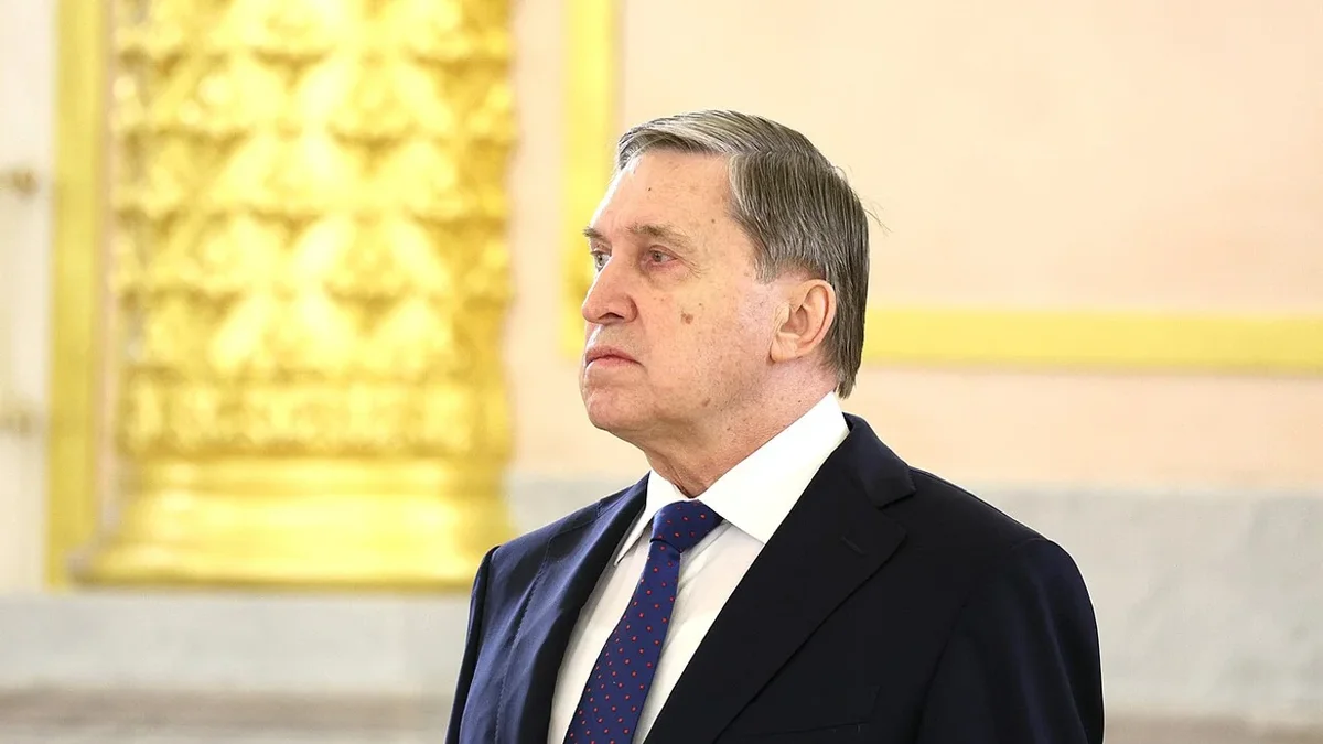 Помощник российского руководителя заявил, что прекращение боевых действий возможно только после вывода украинских войск из Донбасса; он также отметил активные телефонные контакты с США. Ранее президент говорил о готовности встретиться с Зеленским при условии окончательных договорённостей о мире.