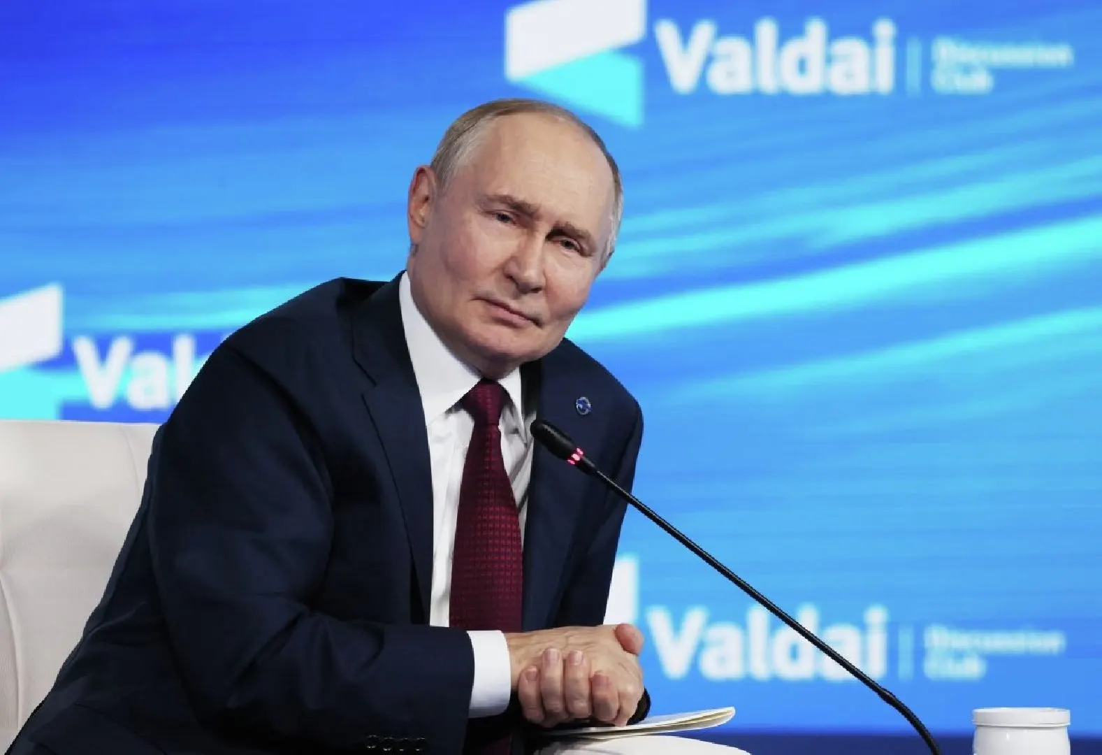 Международный уголовный суд постановил, что страны, ратифицировавшие Римский статут, обязаны исполнить ордер на арест в отношении Владимира Путина при его участии в переговорах, если только встреча не проводится под формальной эгидой ООН.