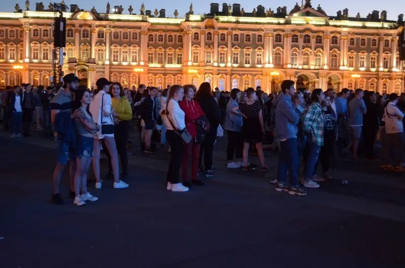 В ночь с 27 на 28 июня в Санкт‑Петербурге пройдёт праздник «Алые паруса», на котором ожидают около 66 тысяч выпускников. Параллельно власти утвердили 300 приоритетных образовательных программ и увеличили число бюджетных мест; Смоленск проведёт День молодёжи 26–28 июня.