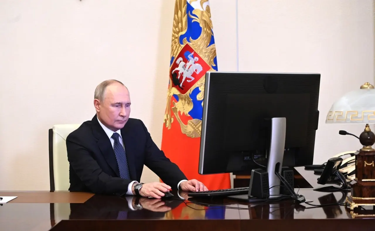 Президент распорядился обеспечить повсеместное внедрение «белых списков» до 1 июля, чтобы сохранить доступ к критически важным сервисам при возможных ограничениях сети. Ответственными назначены премьер-министр и директор ФСБ.
