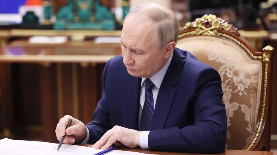 Закон позволяет арестовывать активы и списывать средства с банковских счетов граждан РФ за административные правонарушения против интересов страны; документ вступит в силу 1 сентября 2026 года.
