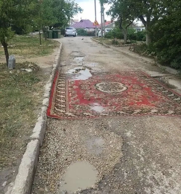 Депутаты внесли законопроект, разрешающий жителям ремонтировать асфальт во дворах и на местных дорогах; в правительстве инициативу раскритиковали, указав, что такими работами должны заниматься специалисты.